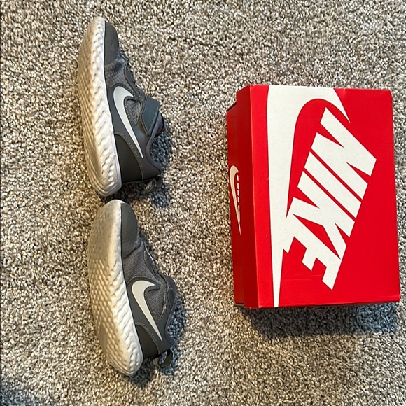 Nike Gray and White Sneakers with Velcro Closure - Picture 3 of 11